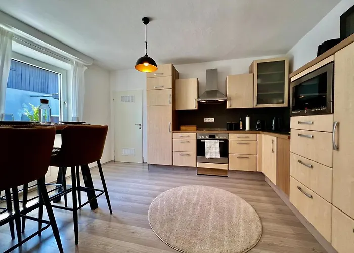 Moderne Ferienwohnung - ruhige&optimale Lage - inkl. Arbeitsplatz - Parkplatz - Küche - Netflix - für 4 Personen